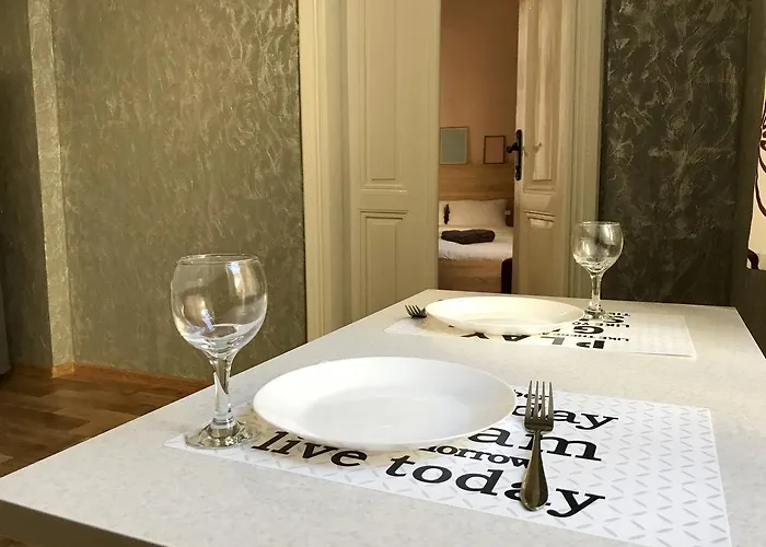 Romantic - Center 5 15 Λβιβ